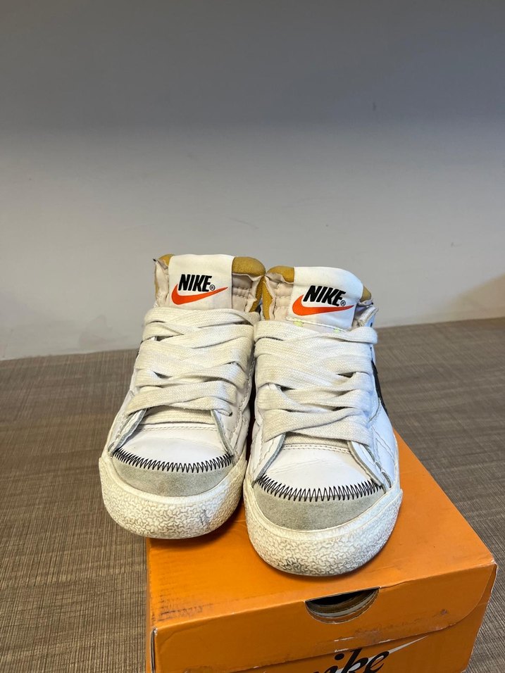 Beyaz Siyah Nike Kadın Spor Ayakkabı - Görsel 2