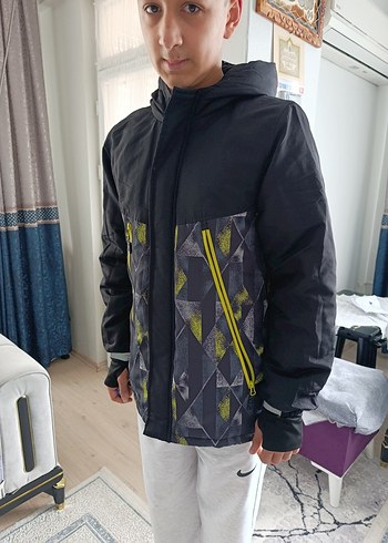 Siyah Kapüşonlu Erkek Çocuk montu - Görsel 5