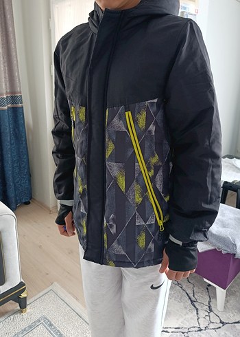 Siyah Kapüşonlu Erkek Çocuk montu - Görsel 2