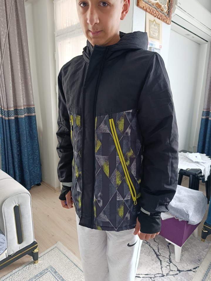 Siyah Kapüşonlu Erkek Çocuk montu - Görsel 5