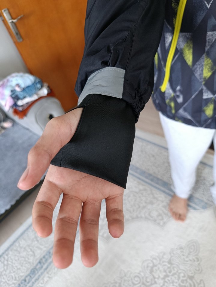 Siyah Kapüşonlu Erkek Çocuk montu - Görsel 4