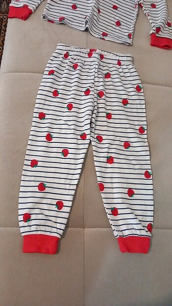 Diğer Kaçırılmayacak fiyata çilekli pijama takımı