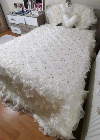 Diğer Beyaz Nakışlı Parlak Yatak Örtüsü - Görsel 5