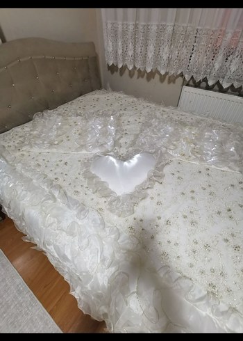 Diğer Beyaz Nakışlı Parlak Yatak Örtüsü - Görsel 8