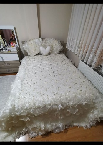 Diğer Beyaz Nakışlı Parlak Yatak Örtüsü - Görsel 7