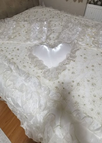 Diğer Beyaz Nakışlı Parlak Yatak Örtüsü - Görsel 6