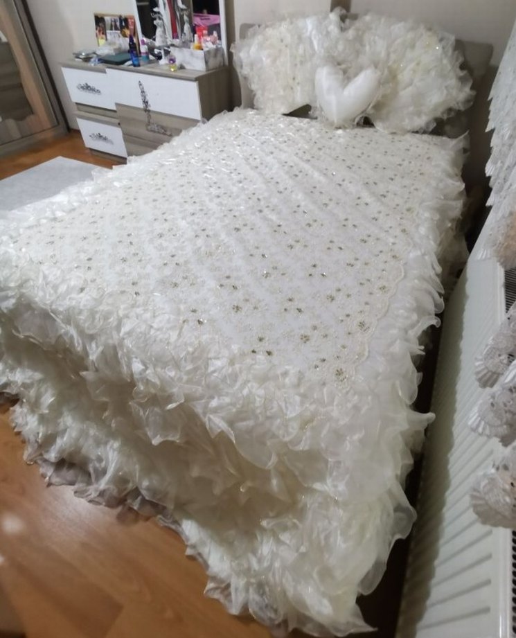 Diğer Beyaz Nakışlı Parlak Yatak Örtüsü - Görsel 5