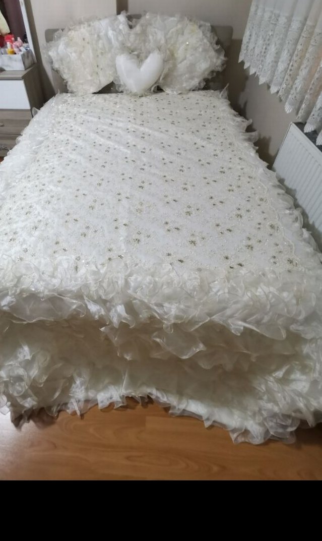 Diğer Beyaz Nakışlı Parlak Yatak Örtüsü - Görsel 4