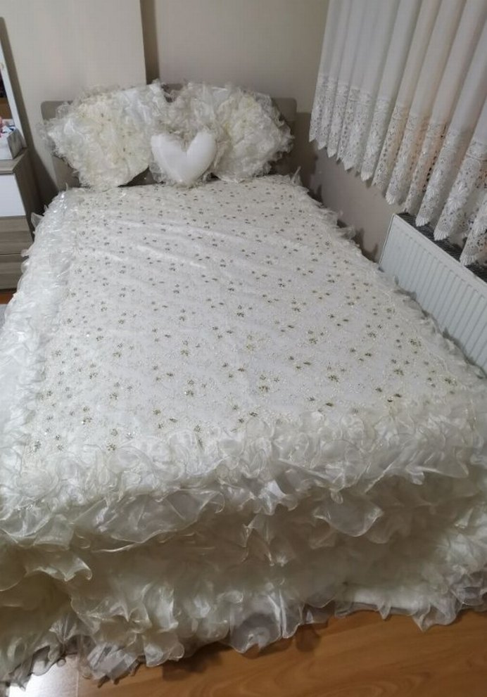 Diğer Beyaz Nakışlı Parlak Yatak Örtüsü - Görsel 2