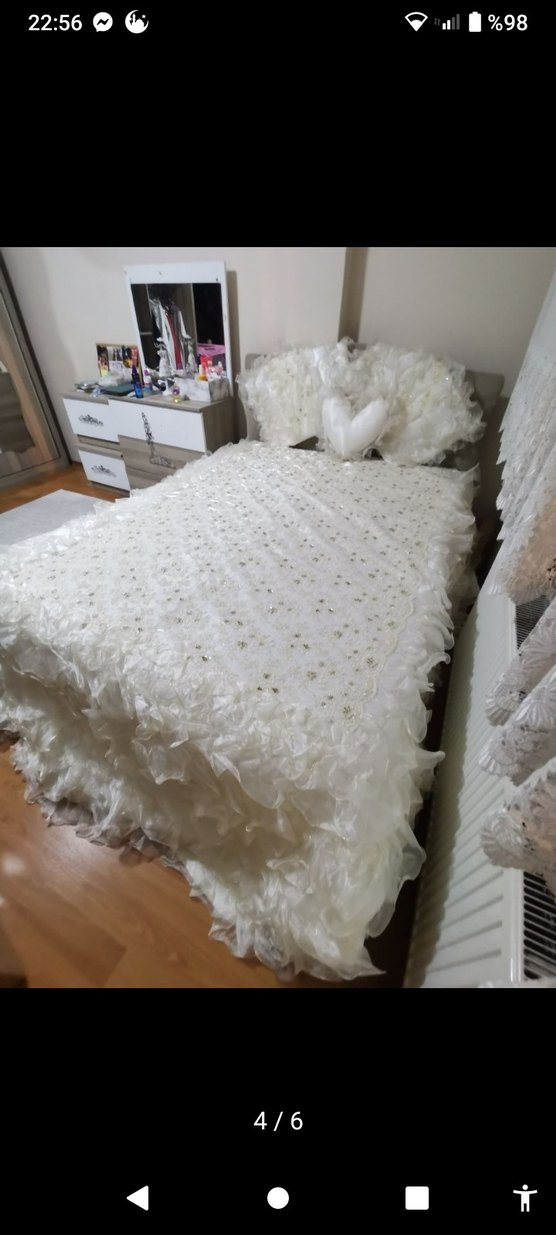 Diğer Beyaz Nakışlı Parlak Yatak Örtüsü - Görsel 3