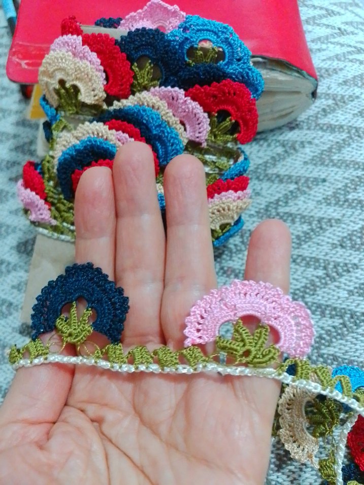 Renkli Fırfırlı Örgü Kadın Fular - Görsel 3