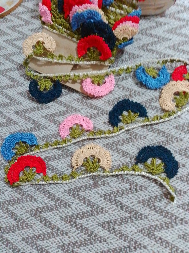 Renkli Fırfırlı Örgü Kadın Fular - Görsel 4