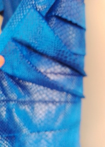 Mavi Pliseli V Yaka Midi Elbise yılan derisi kadifeli kumaş tarz - Görsel 6