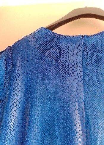 Mavi Pliseli V Yaka Midi Elbise yılan derisi kadifeli kumaş tarz - Görsel 5