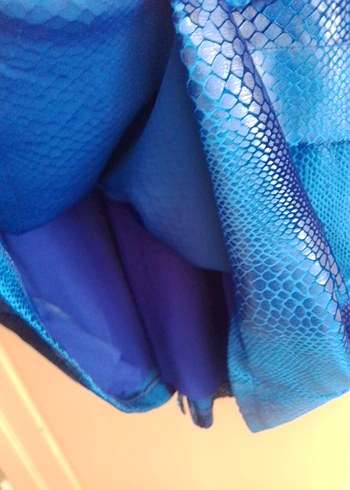 Mavi Pliseli V Yaka Midi Elbise yılan derisi kadifeli kumaş tarz - Görsel 8