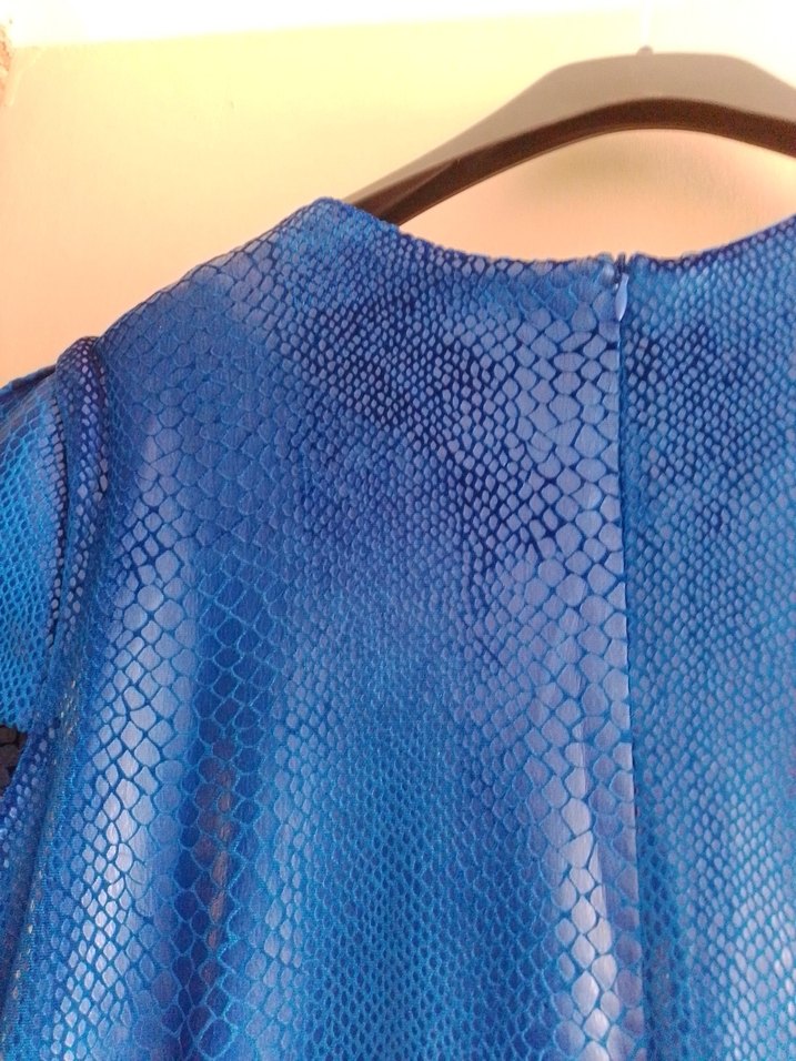 Mavi Pliseli V Yaka Midi Elbise yılan derisi kadifeli kumaş tarz - Görsel 5