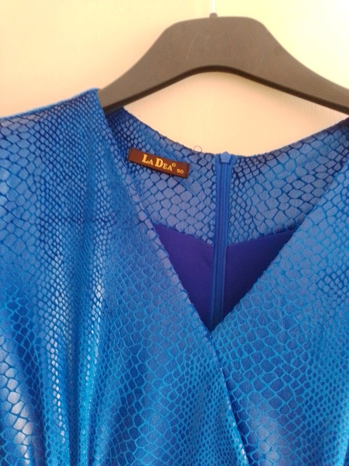 Mavi Pliseli V Yaka Midi Elbise yılan derisi kadifeli kumaş tarz - Görsel 4