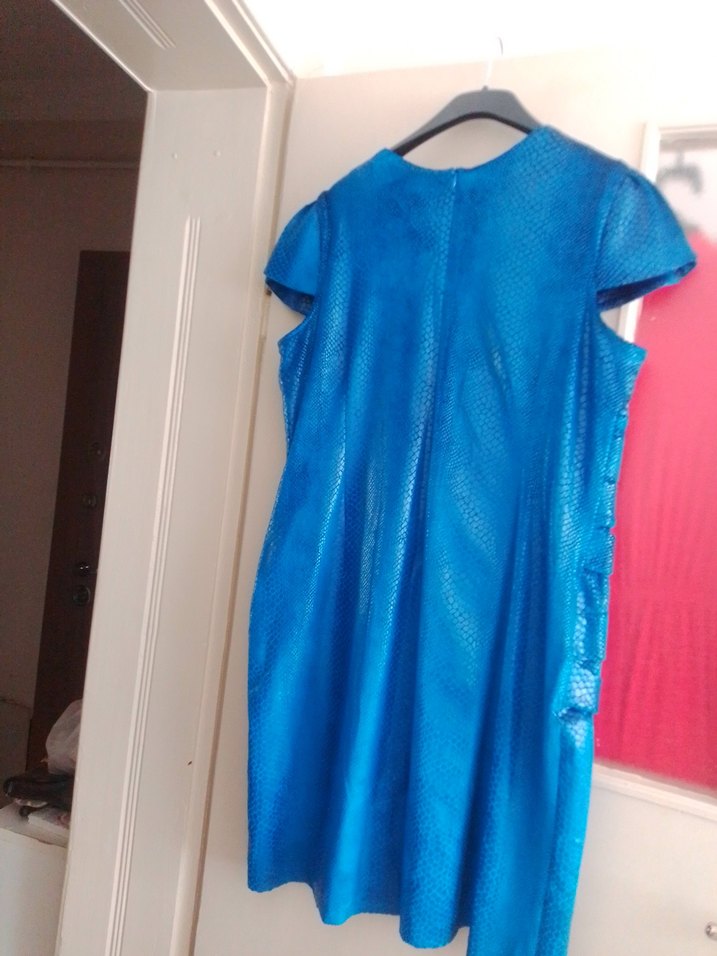 Mavi Pliseli V Yaka Midi Elbise yılan derisi kadifeli kumaş tarz - Görsel 2