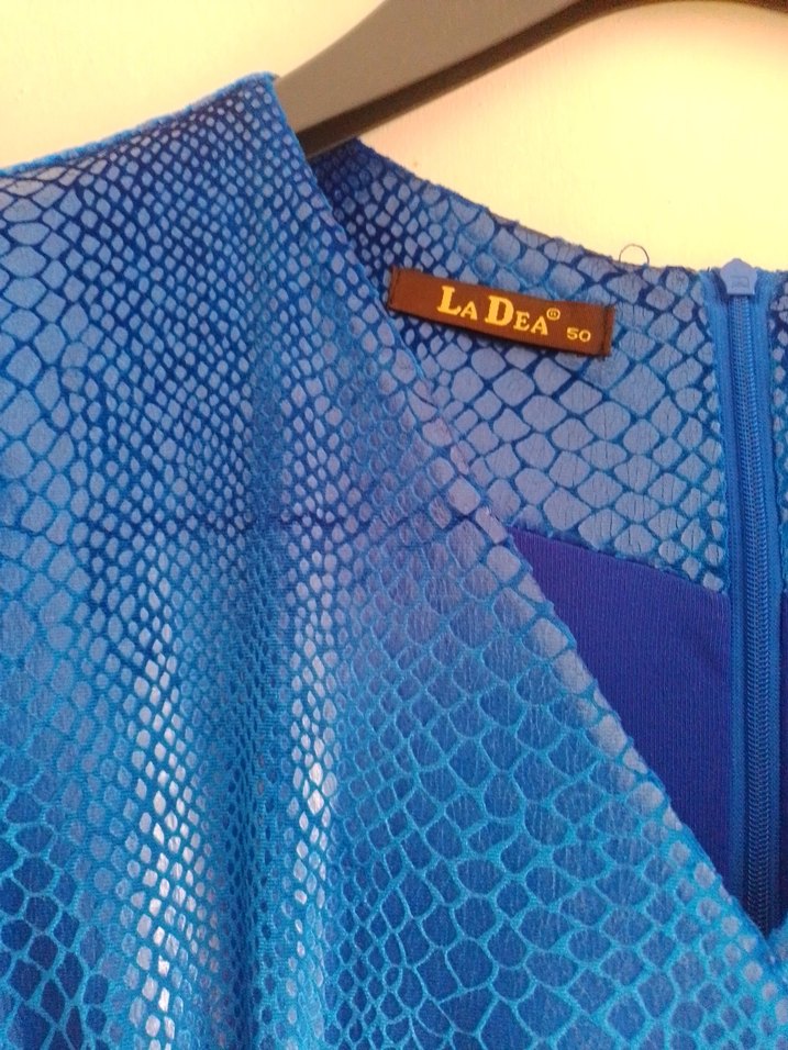 Mavi Pliseli V Yaka Midi Elbise yılan derisi kadifeli kumaş tarz - Görsel 3