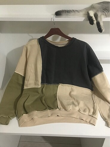 sweatshirt