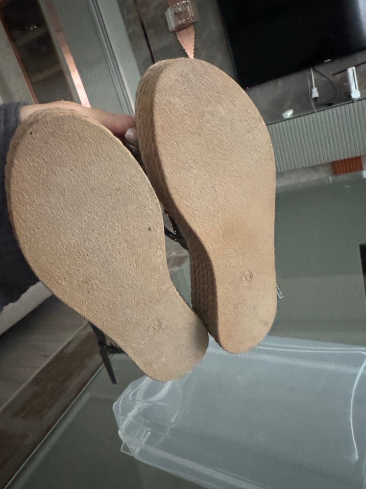 Gri Yılan Desenli Dolgu Topuklu Kadın Sandalet - Görsel 2