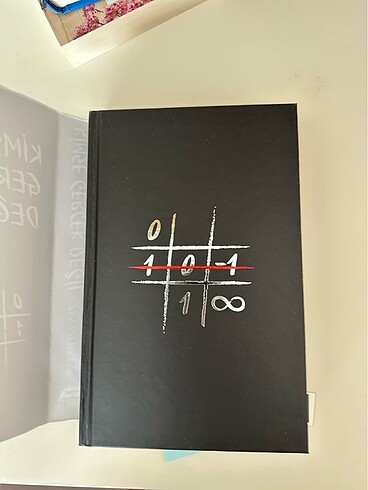 Beden Kimse gerçek değil ciltli kitap