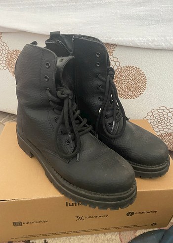 Siyah Deri Bağcıklı Kadın Bot