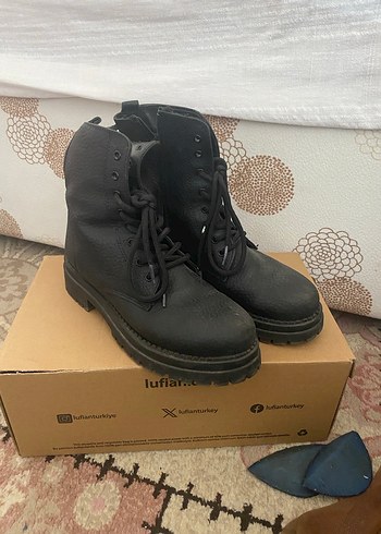 LC Waikiki Siyah Deri Bağcıklı Kadın Bot
