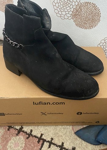 Zincir Detaylı Siyah Süet Kadın Bot
