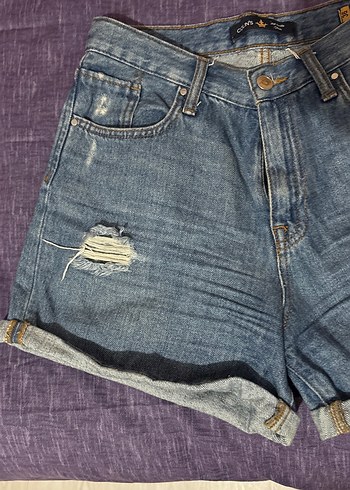 Kadın Mavi Yırtık Kot Şort - Görsel 2