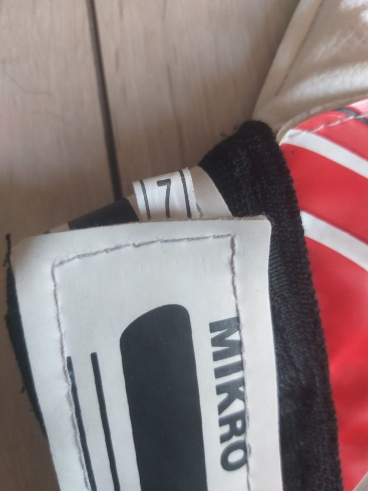 Beyaz Renkli Erkek Çocuk Deri Kaleci Eldiveni ve tekmelik 7 - Görsel 4