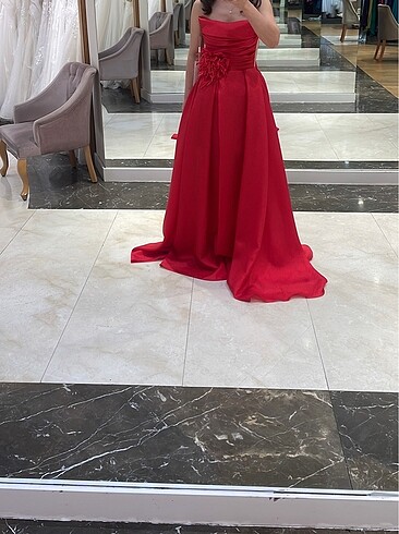 Alfabeta bel çiçek aksesuarlı organze elbise