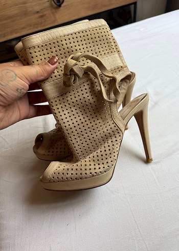 Bej Süet Tokalı Stiletto Topuklu Ayakkabı