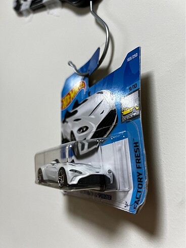  Beden HotWheels Aston Martın V12 Speedster