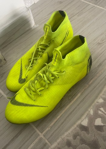 Nike Neon Sari Yuksek Bilekli Futbol Ayakkabisi