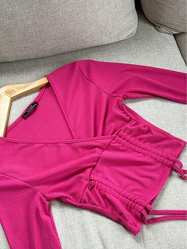 KORSE DETAYLI PEMBE BLUZ
