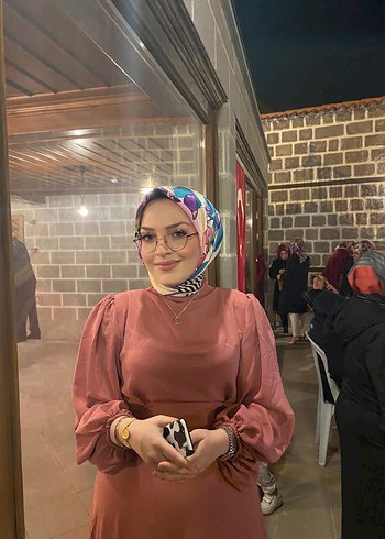 Drapeli Yüksek Yakalı Kadın Elbise
