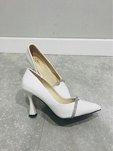 Beyaz taşlı stiletto