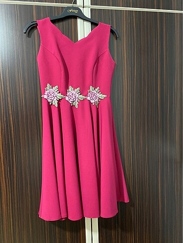 Pembe elbise