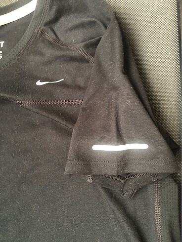m Beden siyah Renk Orjinal Nike tshirt