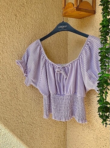 Lila mini üst yüksek bel jeanlarla çok güzel duruyor
