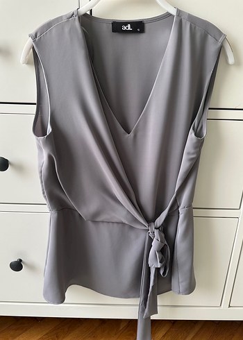 Adil Işık Gri V Yaka Drape Kolsuz Bluz - Görsel 4