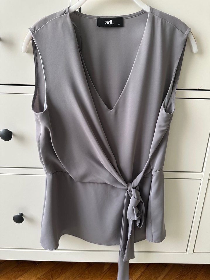 Adil Işık Gri V Yaka Drape Kolsuz Bluz - Görsel 4