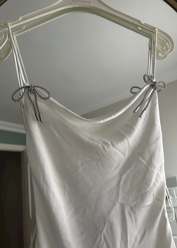 Zara Beyaz Saten Midi V Yaka İnce Askılı Elbise - Görsel 5