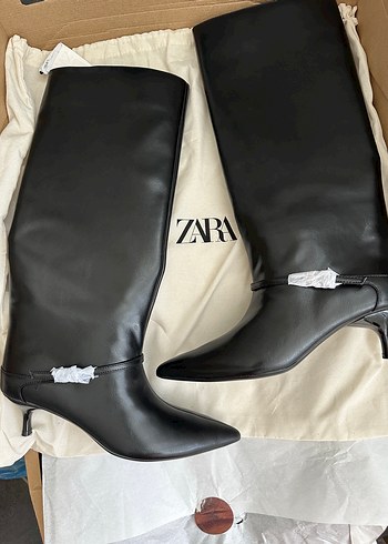 Zara Siyah Deri Gorunumlu Sivri Topuklu Bot