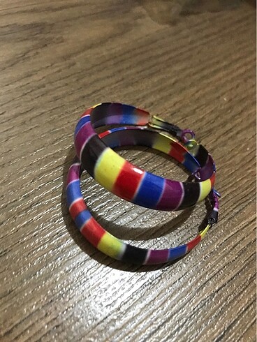 Renkli çizgili küpe ( hediyeli ürün)