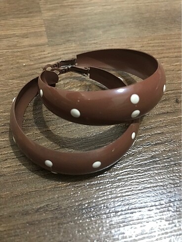 Kahverengi noktalı küpe