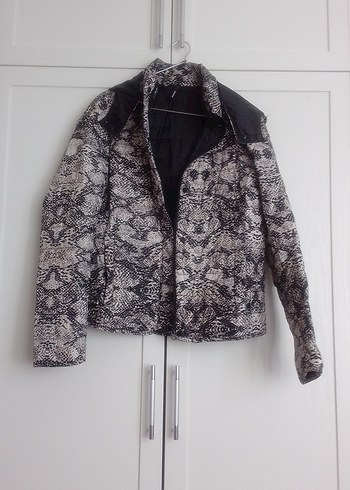 Desenli siyah ,beyaz yağmurluk ,mont - Görsel 2