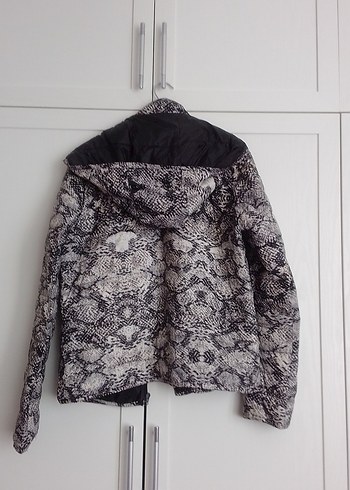 Desenli siyah ,beyaz yağmurluk ,mont - Görsel 10