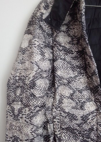 Desenli siyah ,beyaz yağmurluk ,mont - Görsel 6
